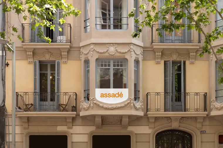 Fassade des Assadé-Standorts in Esplugues de Llobregat bei Barcelona